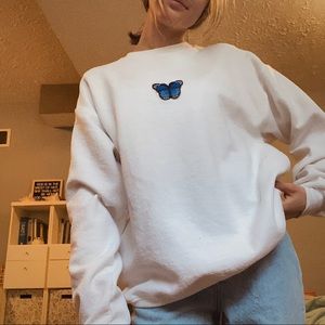 Blue butterfly patched white crew-neck